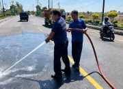 Gerak Cepat Damkar Sumenep Tangani Tumpahan Garam di Jalan Nasional