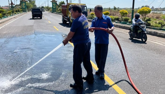 Gerak Cepat Damkar Sumenep Tangani Tumpahan Garam di Jalan Nasional