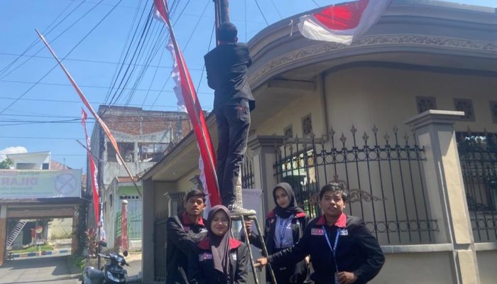 Pemasangan Lampu Jalan di Kelurahan Merjosari RT 03/RW 08, Wujud Pengabdian Kepada Masyarakat oleh Mahasiswa UMM