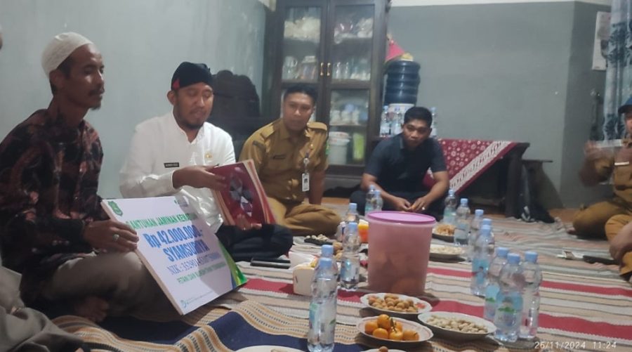 Bupati Fauzi Serahkan Bantuan Asuransi BPJS Ketenagakerjaan Kepada Warga Desa Parsanga