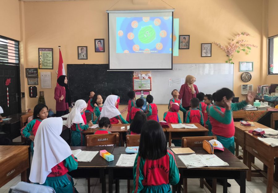 Meningkatkan Literasi Bahasa Inggris dengan Metode Permainan di SD Tunggulwulung 2