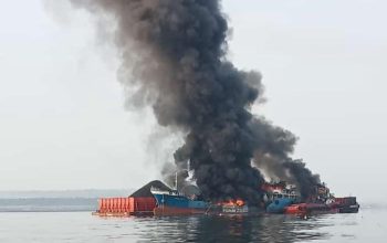 Kebakaran Hebat Kapal Muatan Batu Bara di Laut Desa Kemantren Paciran Kabupaten Lamongan