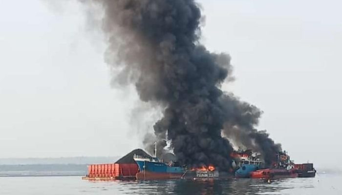 Kebakaran Hebat Kapal Muatan Batu Bara di Laut Desa Kemantren Paciran Kabupaten Lamongan