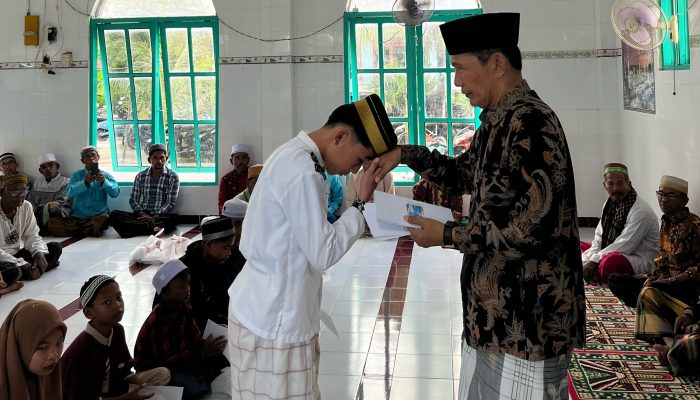 Berkah di Penghujung Ramadhan, Syamsul Bahri Anggota DPRD Sumenep Santuni Puluhan Yatim Piatu di Pagerungan Besar