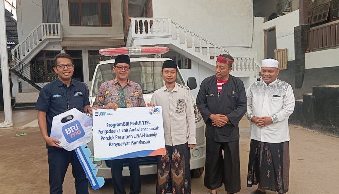 BRI Peduli Bantu 1 unit Mobil Ambulance untuk LPI Al-Hamidy Banyuanyar