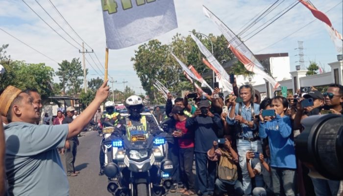 Beli Tembakau Perdana di HUT RI, H. Her Pesan Kesejahteraan Petani Kepada Presiden Prabowo