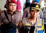 Tugas Baru Kasatreskrim Iptu Nur Fajri Alim, Kapolres Sampang Target 1 Minggu Ungkap Sejumlah Kasus 10 Iptu Nur Fajri Alim kini resmi menjabat PS Kasatreskrim Polres Sampang, menggantikan AKP Sjafril yang pindah tugas ke jajaran Polda Jatim. Mantan Kanit IV Tidpikor Satreskrim Polres Pamekasan ini mendapatkan tugas yang cukup menantang untuk menuntaskan sejumlah kasus yang belum terungkap. Kapolres Sampang, AKBP H. Hartono mengatakan, ada sejumlah tunggakan kasus yang harus dituntaskan. "Harapan saya, Kasatreskrim terutama, ada beberapa tunggakan kasus, saya targetkan satu minggu harus terungkap," katanya, Rabu (29/10/2025) usai memimpin upacara Sertijab Kasatreskrim, Kasatnarkoba, dan dua Kapolsek jajaran di Mapolres Sampang. Salah satu kasus yang menonjol, menurutnya adalah  pembakaran Ojol yang kini belum terungkap. Pihaknya akan tetap mengoptimalkan segala upaya untuk bisa menemukan pelaku. Kata Kapolres Hartono, penelusuran sejumlah CCTV,     membuat penyelidikan alami kesulitan. Tak hanya itu, Kapolres juga menyoroti kasus pencabulan yang telah menetapkan tersangka sebagai daftar pencarian orang (DPO). "Namanya DPO, pasti pelaku kabur makin jauh, siapapun bisa nangkap, melaporkan ke polisi terdekat, langsung bisa menghubungi nomor HP yang sudah tertera," ujarnya. Bahkan, kata Hartono, masyarakat yang menemukan tersangka bisa menangkap pelaku atau lapor ke polisi dimana mereka berada. "Jika misalnya ada di Jakarta, silahkan lapor ke polisi disana, nanti hubungi nomor yang ada. Bahkan masyarakat bisa nangkap juga, jika berhasil nanti saya kasih hadiah, saya serius ini," tegas Kapolres Sampang. Di kesempatan berbeda, Kapolres Hartono juga mengucapkan terimakasih atas dedikasi AKP Sjafril saat bertugas menjadi Kasatreskrim Sampang selama kurang lebih 1 tahun. Kapolres juga berpesan agar pejabat baru dapat melanjutkan dengan meningkatkan prestasi dan berinovasi untuk pelayanan yang lebih baik. "Terimakasih atas dedikasinya, Kasatreskrim lama AKP Sjafril, selamat bertugas di tempat yang baru. Untuk Kasatreskrim yang baru, Iptu Nur Fajri Alim, saya harap segera dapat menyesuaikan, berinovasi dan meningkatkan pelayanan yang lebih baik," tuturnya.