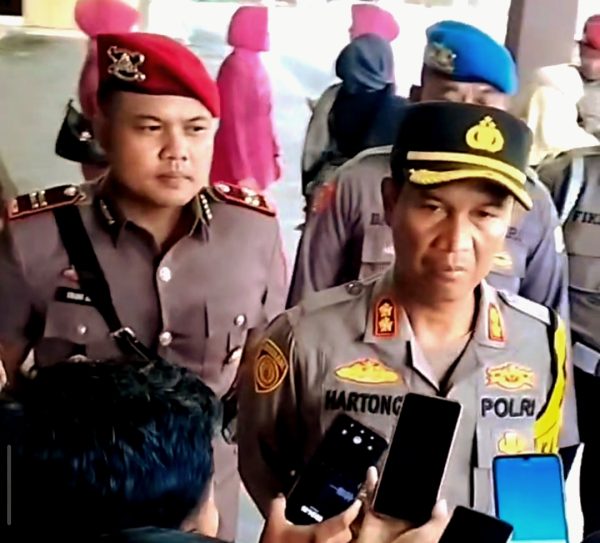 Tugas Baru Kasatreskrim Iptu Nur Fajri Alim, Kapolres Sampang Target 1 Minggu Ungkap Sejumlah Kasus 1 Iptu Nur Fajri Alim kini resmi menjabat PS Kasatreskrim Polres Sampang, menggantikan AKP Sjafril yang pindah tugas ke jajaran Polda Jatim. Mantan Kanit IV Tidpikor Satreskrim Polres Pamekasan ini mendapatkan tugas yang cukup menantang untuk menuntaskan sejumlah kasus yang belum terungkap. Kapolres Sampang, AKBP H. Hartono mengatakan, ada sejumlah tunggakan kasus yang harus dituntaskan. "Harapan saya, Kasatreskrim terutama, ada beberapa tunggakan kasus, saya targetkan satu minggu harus terungkap," katanya, Rabu (29/10/2025) usai memimpin upacara Sertijab Kasatreskrim, Kasatnarkoba, dan dua Kapolsek jajaran di Mapolres Sampang. Salah satu kasus yang menonjol, menurutnya adalah  pembakaran Ojol yang kini belum terungkap. Pihaknya akan tetap mengoptimalkan segala upaya untuk bisa menemukan pelaku. Kata Kapolres Hartono, penelusuran sejumlah CCTV,     membuat penyelidikan alami kesulitan. Tak hanya itu, Kapolres juga menyoroti kasus pencabulan yang telah menetapkan tersangka sebagai daftar pencarian orang (DPO). "Namanya DPO, pasti pelaku kabur makin jauh, siapapun bisa nangkap, melaporkan ke polisi terdekat, langsung bisa menghubungi nomor HP yang sudah tertera," ujarnya. Bahkan, kata Hartono, masyarakat yang menemukan tersangka bisa menangkap pelaku atau lapor ke polisi dimana mereka berada. "Jika misalnya ada di Jakarta, silahkan lapor ke polisi disana, nanti hubungi nomor yang ada. Bahkan masyarakat bisa nangkap juga, jika berhasil nanti saya kasih hadiah, saya serius ini," tegas Kapolres Sampang. Di kesempatan berbeda, Kapolres Hartono juga mengucapkan terimakasih atas dedikasi AKP Sjafril saat bertugas menjadi Kasatreskrim Sampang selama kurang lebih 1 tahun. Kapolres juga berpesan agar pejabat baru dapat melanjutkan dengan meningkatkan prestasi dan berinovasi untuk pelayanan yang lebih baik. "Terimakasih atas dedikasinya, Kasatreskrim lama AKP Sjafril, selamat bertugas di tempat yang baru. Untuk Kasatreskrim yang baru, Iptu Nur Fajri Alim, saya harap segera dapat menyesuaikan, berinovasi dan meningkatkan pelayanan yang lebih baik," tuturnya.