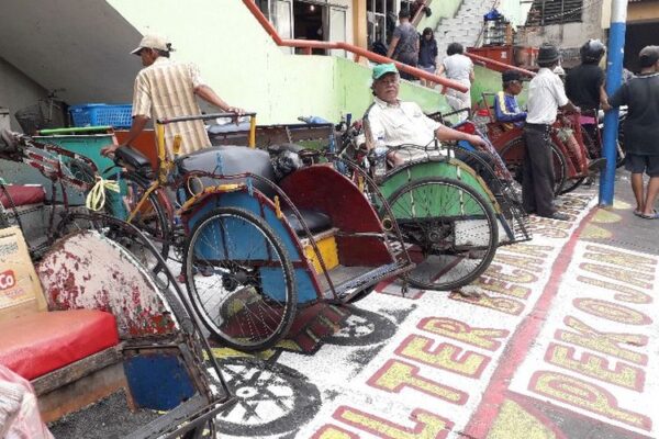 Jeritan Pengayuh Becak dan Pedagang Emperan di Tengah PPKM Darurat