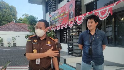 Keluar dari Kantor Kejari, Mantan Bupati Sumenep Berdalih Undangan Maulid