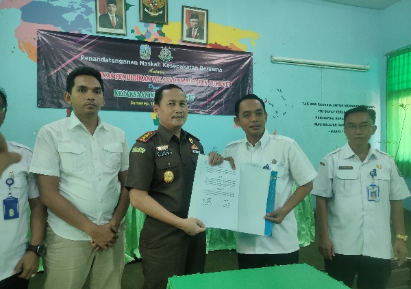 Kerjasama dengan Kejari Sumenep, Cabdin Tandatangani MoU Rumah RJ Sekolah