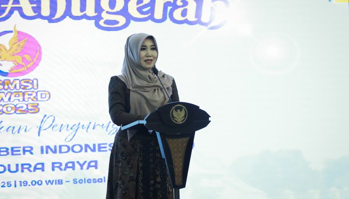 Senator DPD RI Neng Lia Terima Penghargaan Tokoh Penggerak Gerakan Sosial Inklusif dan Literatif di SMSI Award 2025