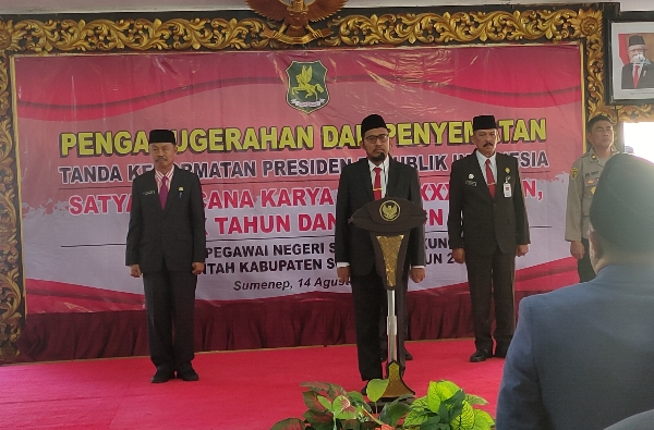 Penganugerahan dan Penyematan Tanda Kehormatan Presiden RI oleh Bupati Sumenep Achmad Fauzi untuk Ratusan PNS