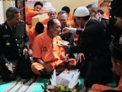 HUT Ke-77 Bhayangkara, Kapolres Sumenep Suapin Tahanan