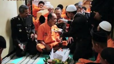 HUT Ke-77 Bhayangkara, Kapolres Sumenep Suapin Tahanan
