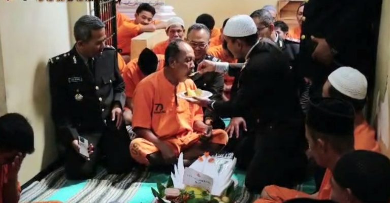 HUT Ke-77 Bhayangkara, Kapolres Sumenep Suapin Tahanan