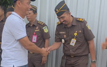 Berpenampilan Sederhana, Hari Pertama Kajari Baru Sumenep Nurhadi Puspandoyo Nyaris Tak Dikenali