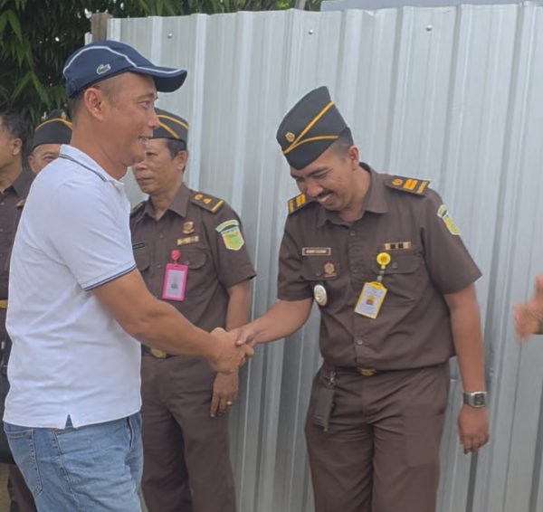 Berpenampilan Sederhana, Hari Pertama Kajari Baru Sumenep Nurhadi Puspandoyo Nyaris Tak Dikenali