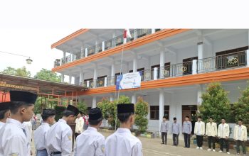 Wujud Pengabdian dan Pembelajaran, Mahasisswa PPL dan PMP IAI Al-Khairat Pamekasan Jadi Pembina Upacara di SMKS Mambaul Ulum Bata-Bata