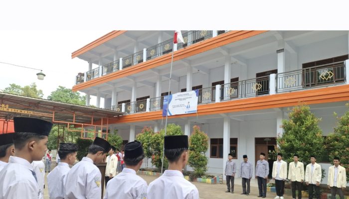 Wujud Pengabdian dan Pembelajaran, Mahasisswa PPL dan PMP IAI Al-Khairat Pamekasan Jadi Pembina Upacara di SMKS Mambaul Ulum Bata-Bata