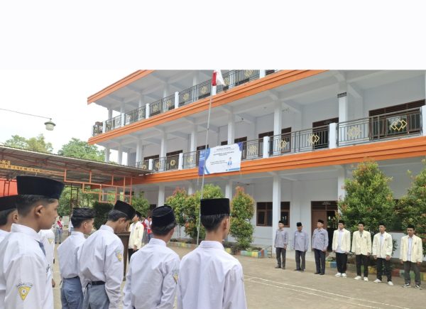 Wujud Pengabdian dan Pembelajaran, Mahasisswa PPL dan PMP IAI Al-Khairat Pamekasan Jadi Pembina Upacara di SMKS Mambaul Ulum Bata-Bata