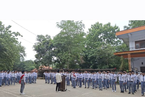 Wujud Pengabdian dan Pembelajaran, Mahasisswa PPL dan PMP IAI Al-Khairat Pamekasan Jadi Pembina Upacara di SMKS Mambaul Ulum Bata-Bata 2 Wujud Pengabdian dan Pembelajaran, Mahasisswa PPL dan PMP IAI Al-Khairat Pamekasan Jadi Pembina Upacara di SMKS Mambaul Ulum Bata-Bata