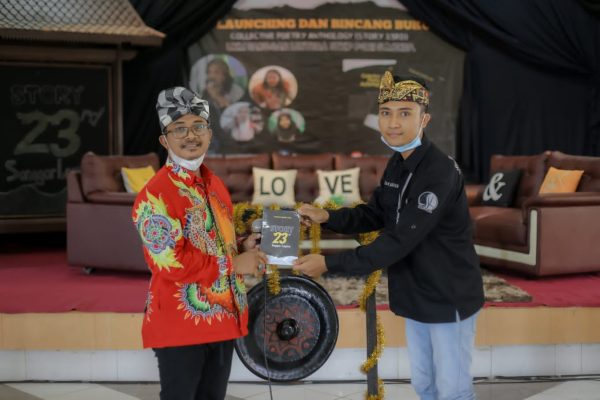 Peringati Ulang Tahun ke-23, Sanggar Lentera Persembahkan Buku Collective Poetry Anthology Story 23 RD 1 Peringati Ulang Tahun ke-23, Sanggar Lentera Persembahkan Buku Collective Poetry Anthology Story 23 RD