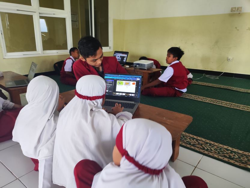 Mahasiswa PMM UMM Kelompok 84 Membuka Jendela Kreativitas, Mengedukasi Anak SDIT Pelita Harapan Ummat Membuat Presentasi Interaktif dengan Canva